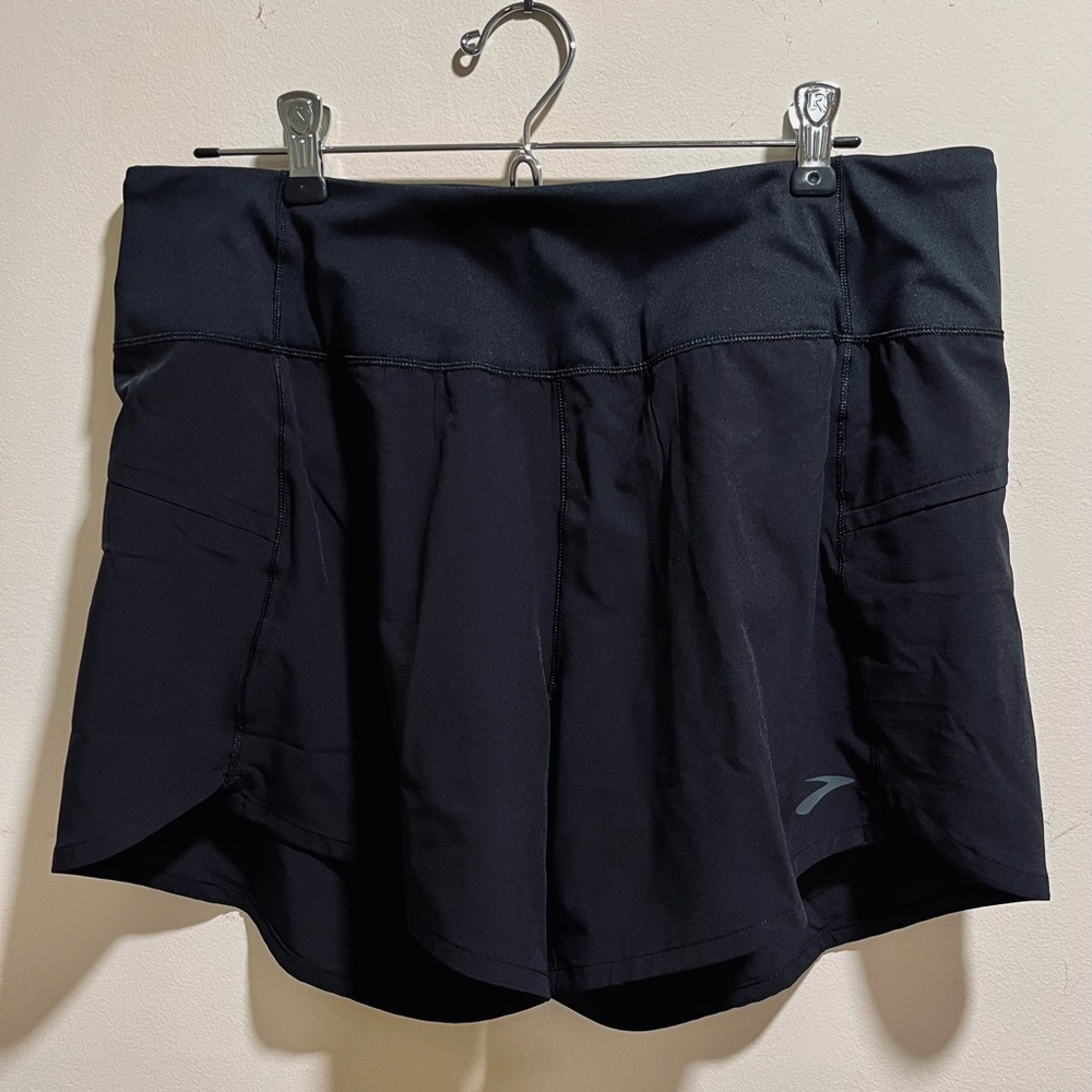 Brooks 5” Chaser Short size L, NWOT